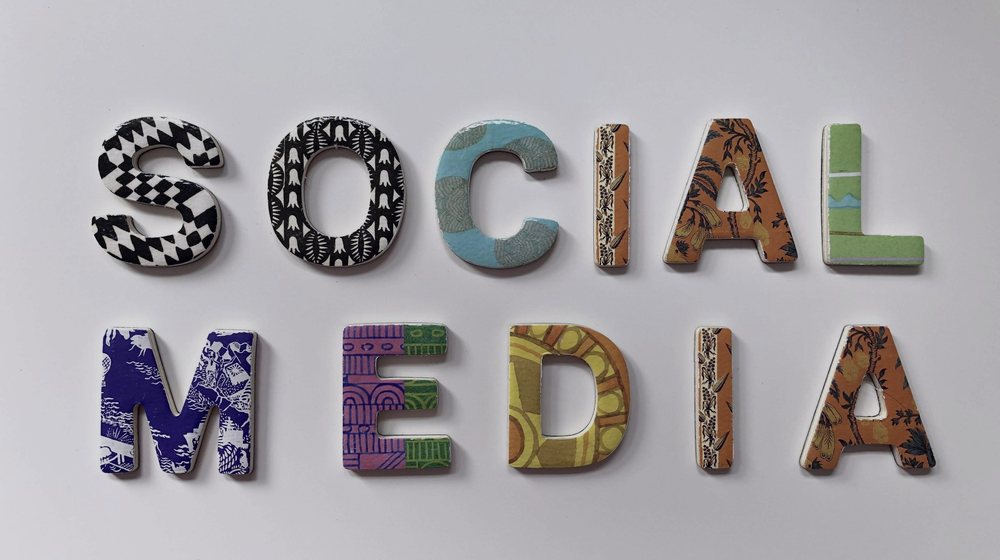 Letras de distintos materiales que forman la frase social media